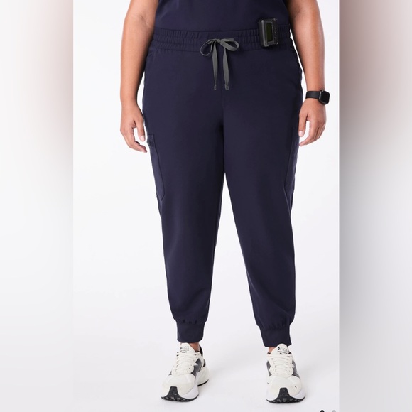 FIGS Set Uman Relaxed Jogger Scrub Pants & Relaxed Catarina One-Pocket Scrub Top - Picture 2 of 16